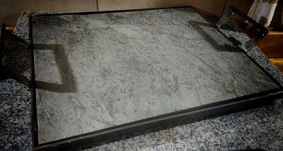 Piedra Laja enmarcada en hierro rustico para asar alimentos